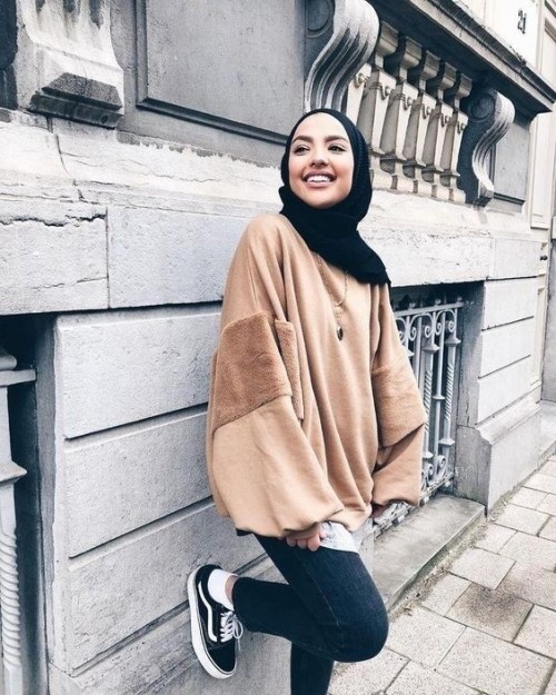My name is Amira a Syrian single and never marry before just 25