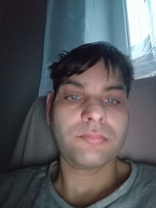 Jsem muž který hledá kluka který má auto a v autě by mě sukal a já ho vykouřím chce někdo ať mi napíše jsem z Písku