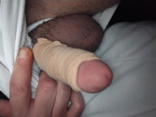 Jenom tak se hrají s penisem a zkouším jaký je mít oblepeni penis! Kdo by chtěl mě odlepit penis od naplastu a pak může mi vykouřit neboť může rovnou naskočit s svojí dírkou na můj penis