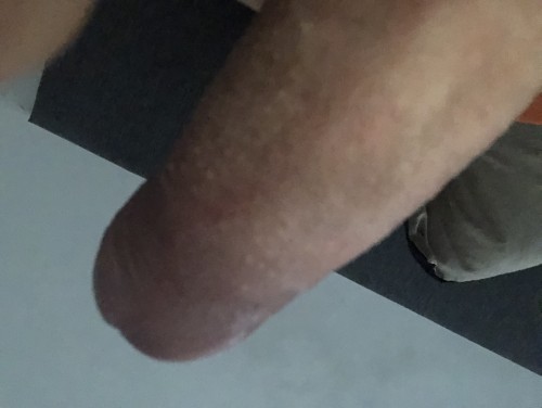 Mám 21 let, někdo komu nevadí malé pera a vykouříl by mi ho?????