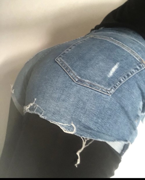 Femboy z plzne,16, chci si uzit navzajem si pohrát, pokud ma rad nekdo bdsm tak i to, a speciální služby jeste ale to bud za penize a nebo huleni